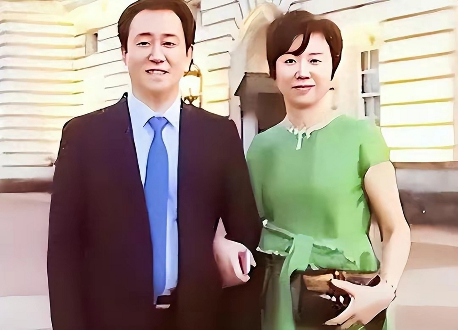 近日网上爆出许家印前妻丁玉梅向其次子许腾鹤追讨逾10亿港元的报道.