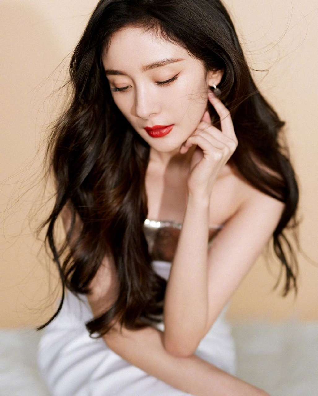 杨幂一袭白色抹胸长裙,搭配微卷长发,优雅迷人 红唇很是吸睛!