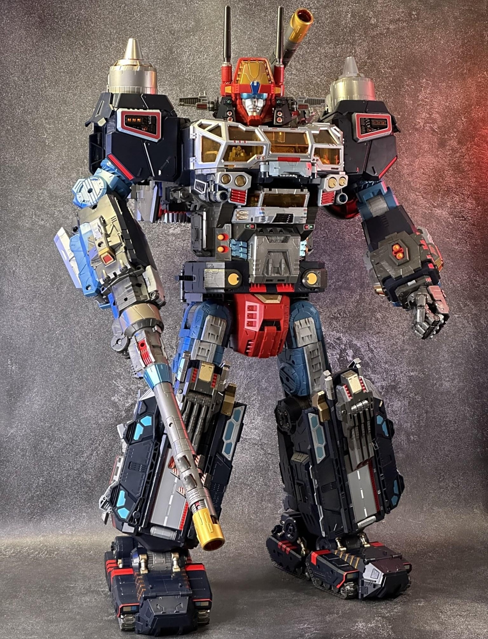 模型欣赏:戴亚克隆 diaclone da95 da100 机器人大基地 实物图,展现了