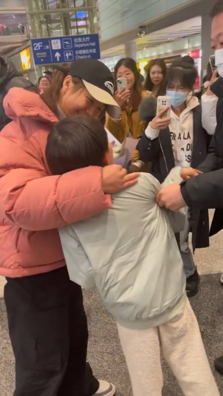 国乒凯旋马琳儿子给陈梦献花被大梦抱在怀中蒯曼接机