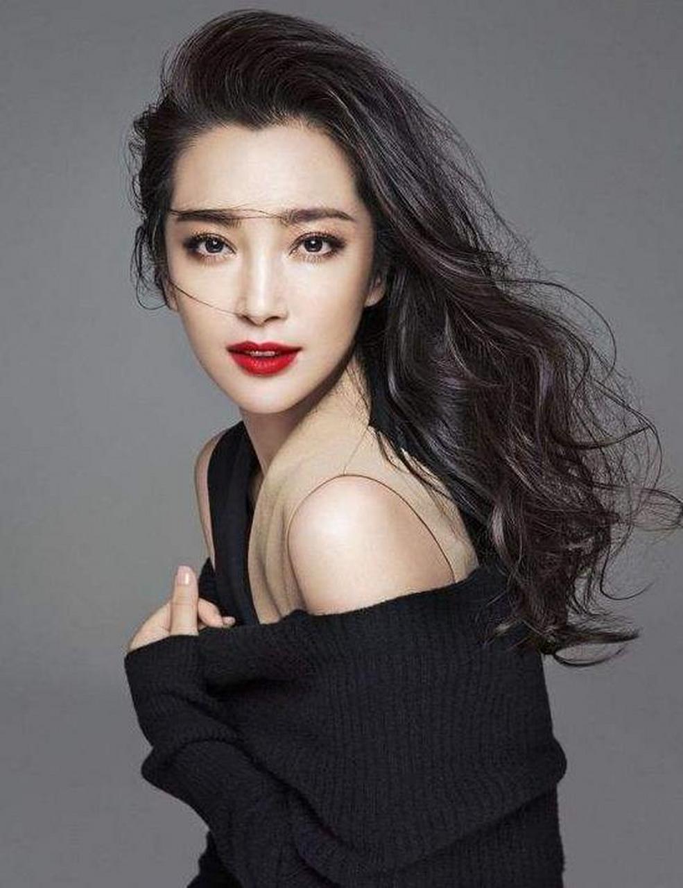 李冰因沉默寡言,缺乏自信的童年经历,与姐姐相互扶持成为演员.