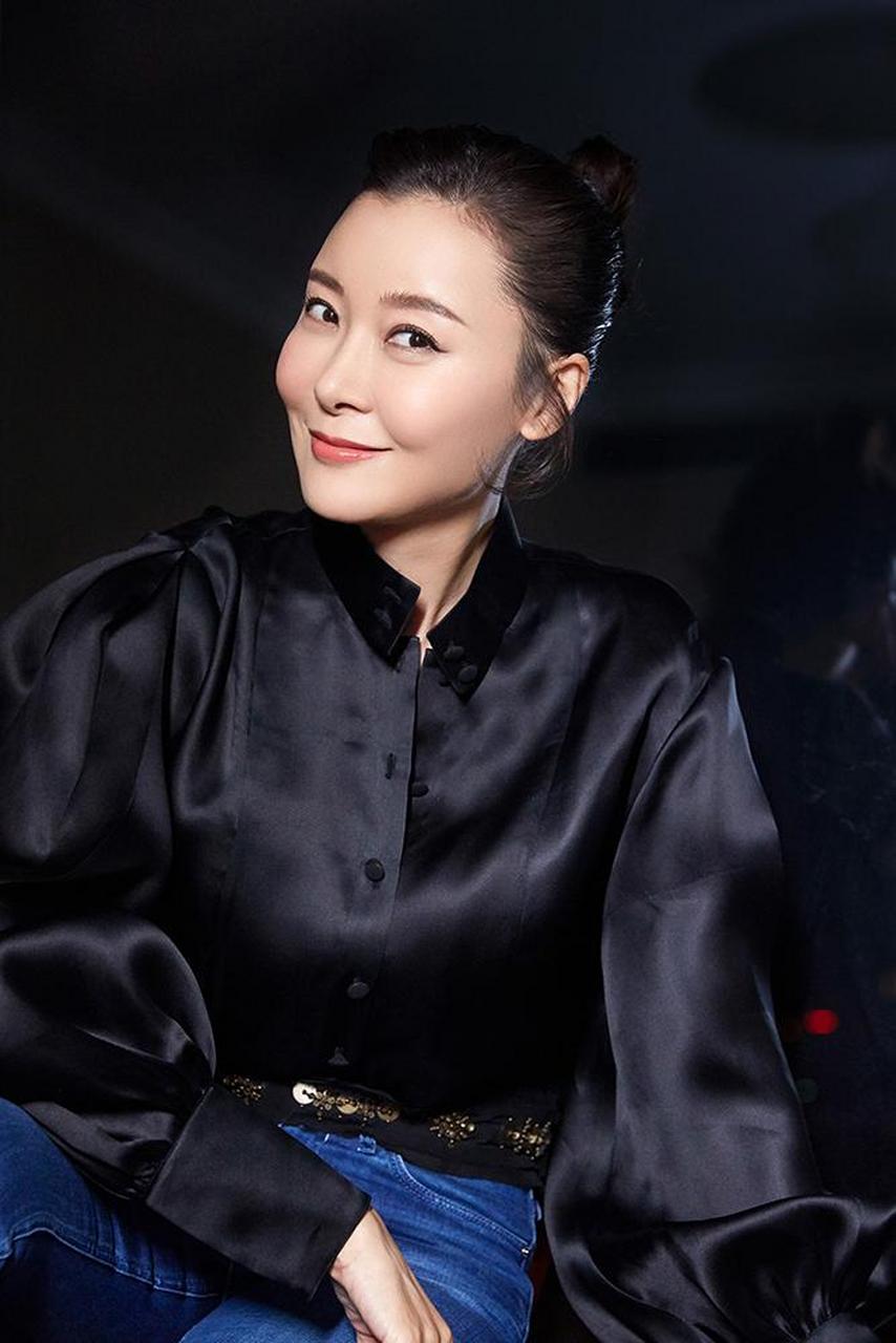 明星故事# 柯蓝身着黑色锦缎衬衣搭配蓝色牛仔裤,尽显飒爽英姿,高髻
