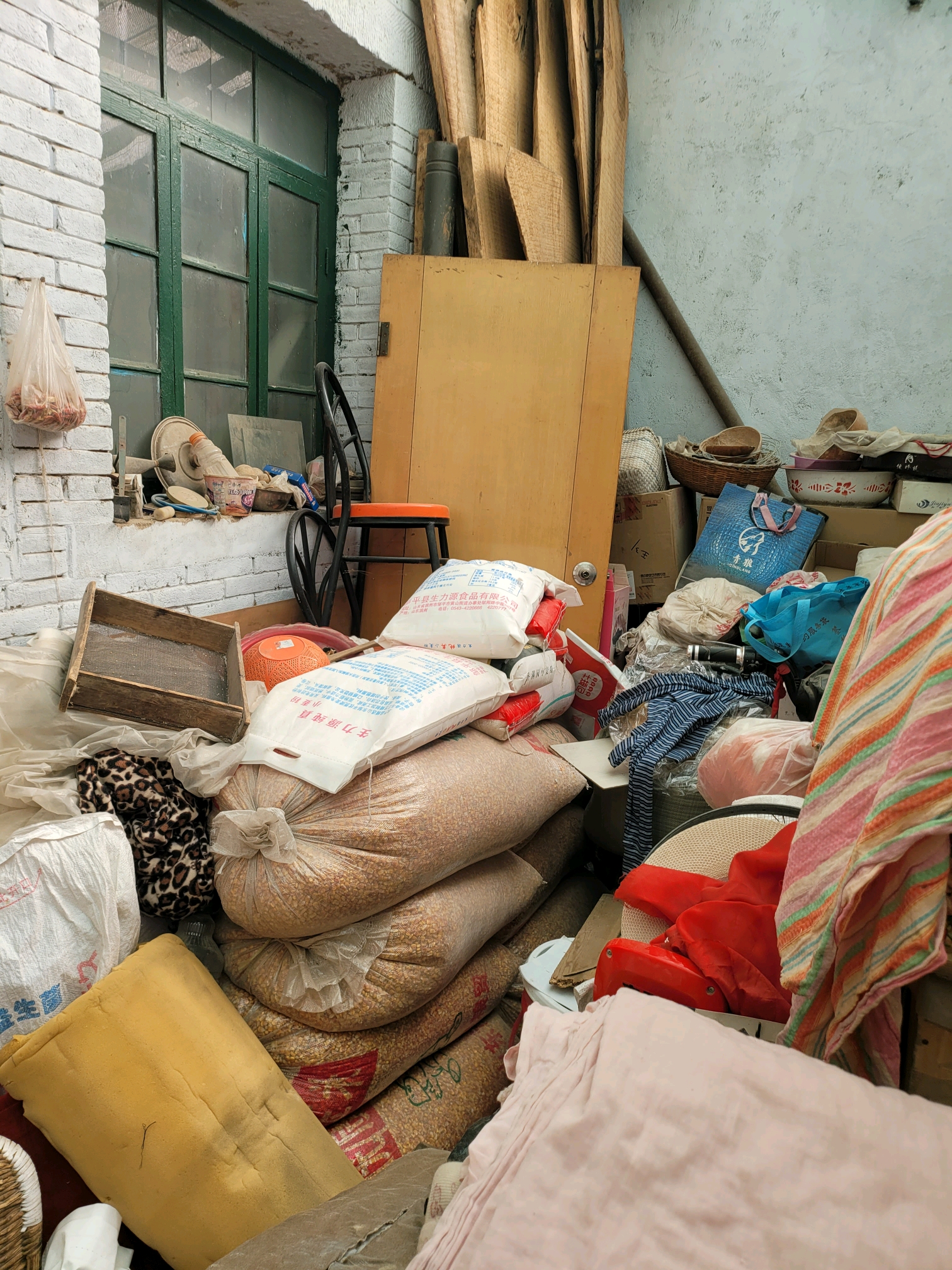 这不是家,是垃圾场,说这个有点过份,确实多数都是垃圾,要我出手,保证