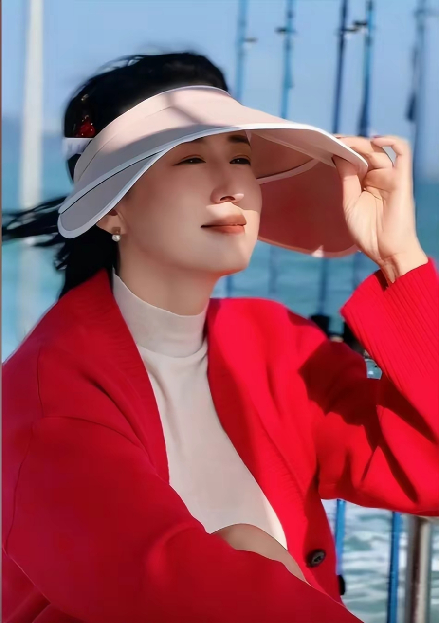 " 2月27日张雷在三亚的海上钓鱼,照片中的的她穿红色外套,内搭米色