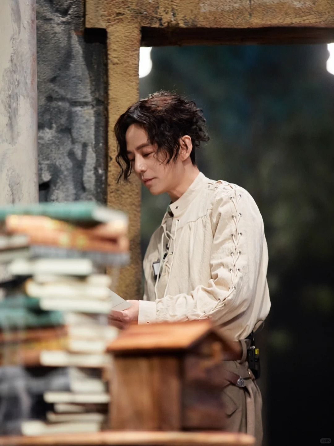 一举一动更是有满满明星大侦探何美男剧照