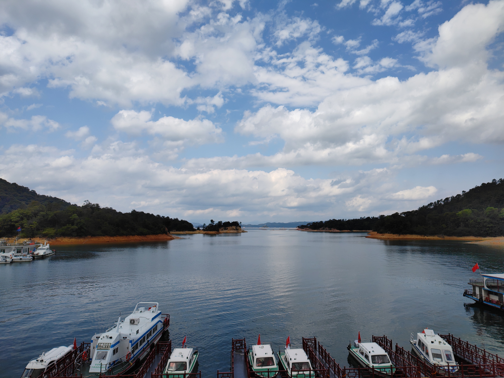 广东第一大人工湖万绿湖,又名新丰江水库,是广东省的"后花园".