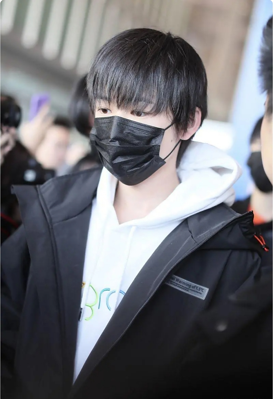 邓恩熙和张艺凡分别是时代峰峻签约的两位女演员和爱豆,两人路线不同