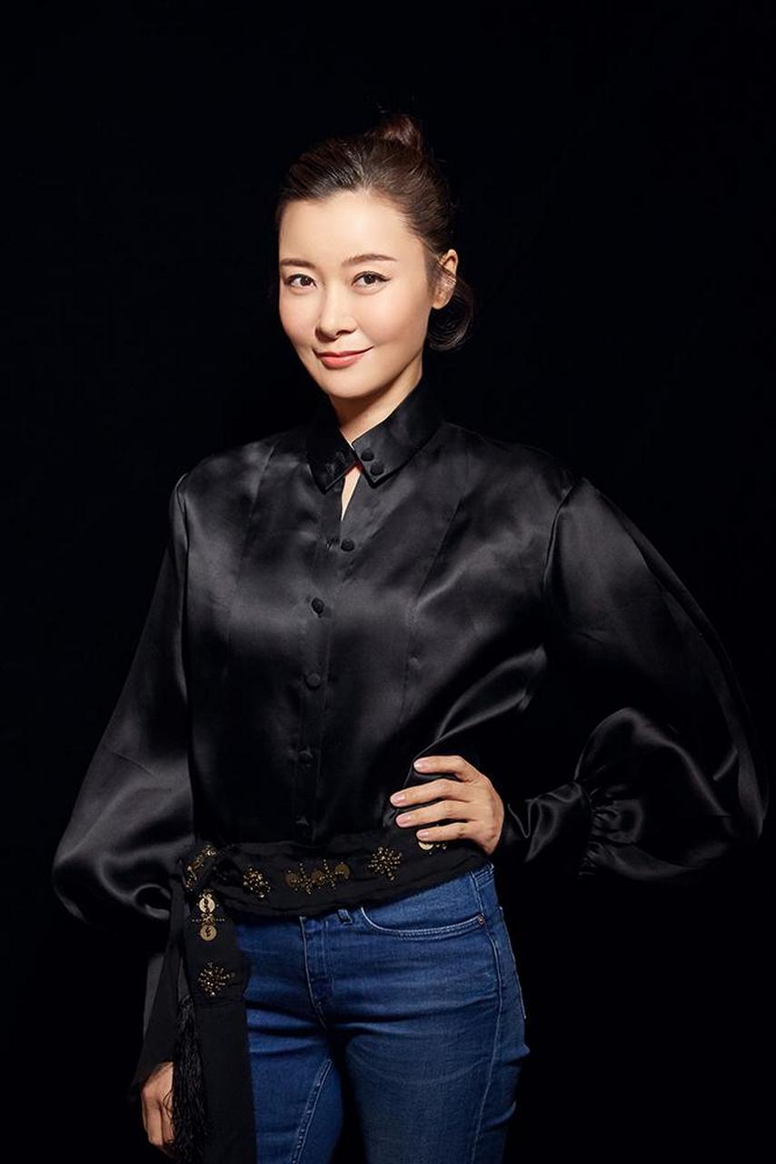 明星故事# 柯蓝身着黑色锦缎衬衣搭配蓝色牛仔裤,尽显飒爽英姿,高髻