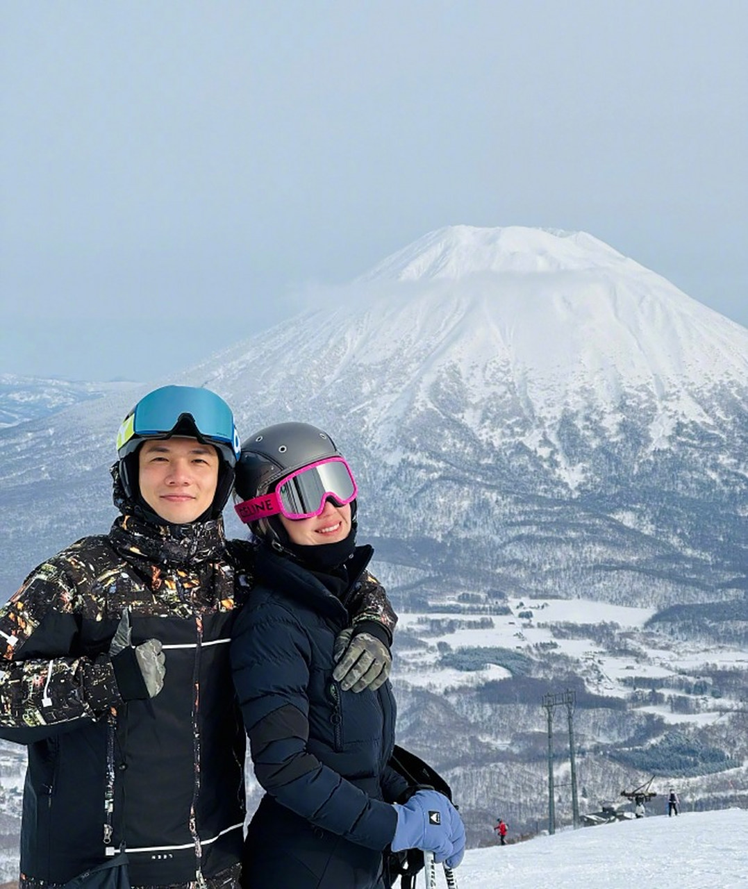 杨千嬅丁子高滑雪# 夫妻俩挨肩搭背,尽显恩爱幸福.