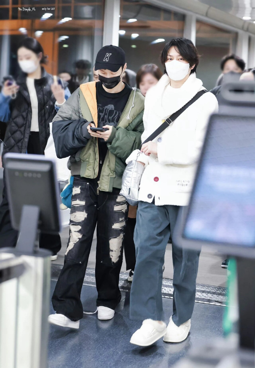 张艺兴,金希澈机场偶遇  ,大明星遇到大明星,两位大帅哥好养眼呀