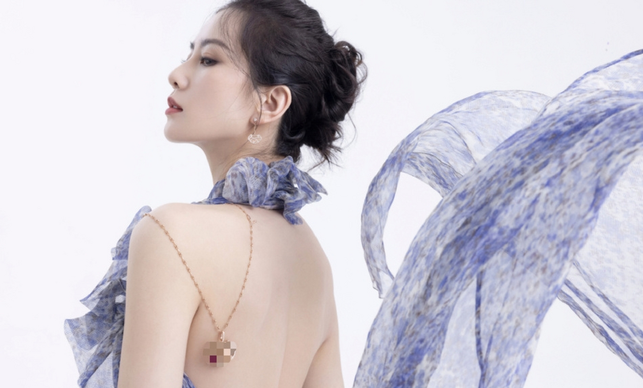 刘诗诗身穿紫色碎花挂脖纱裙,大秀美背天鹅颈,明艳动人,优雅大气.