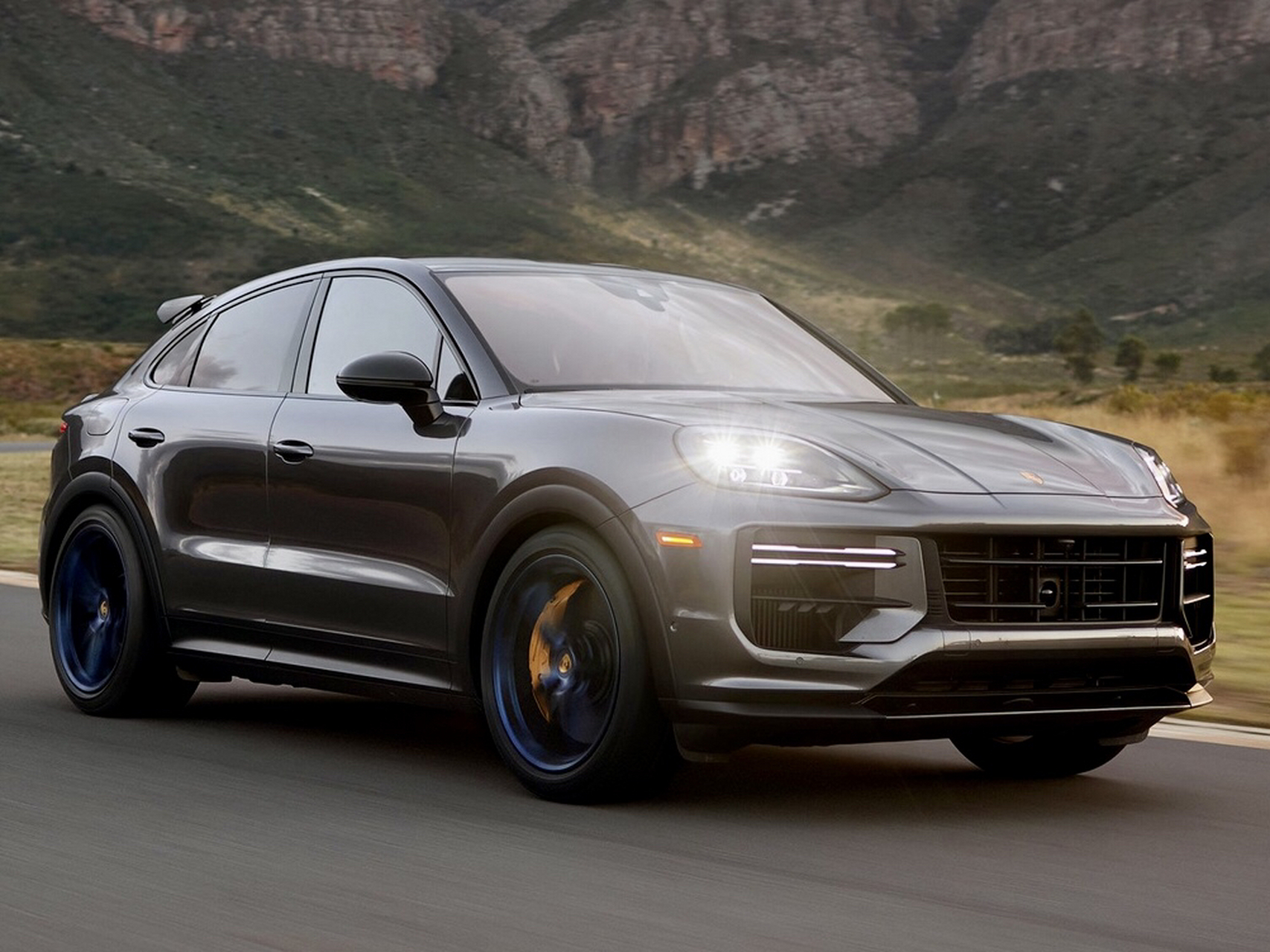 2024款保时捷卡宴,彪悍霸气的运动前脸,时尚简约且极具标志性的尾部