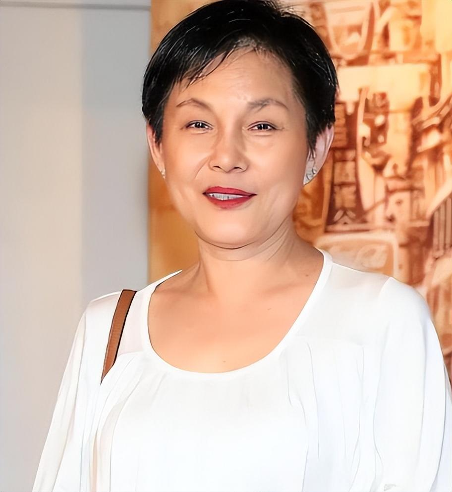 港星李影去世享年70岁,几天前在家中摔倒,拒绝就医后不幸离世