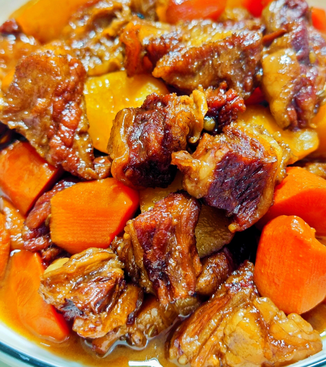 今天分享的这道红烧牛肉太香了,软烂入味,真的太好吃了 食材:牛腩,葱