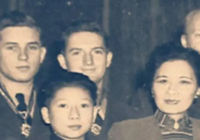 当时的孔令伟已到了适婚年龄,可身边没有一个追求者,宋美龄就想给她找