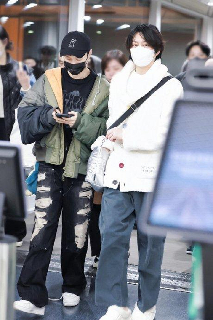 张艺兴和金希澈在机场同框了!这不是勾起了多少人的回忆啊!