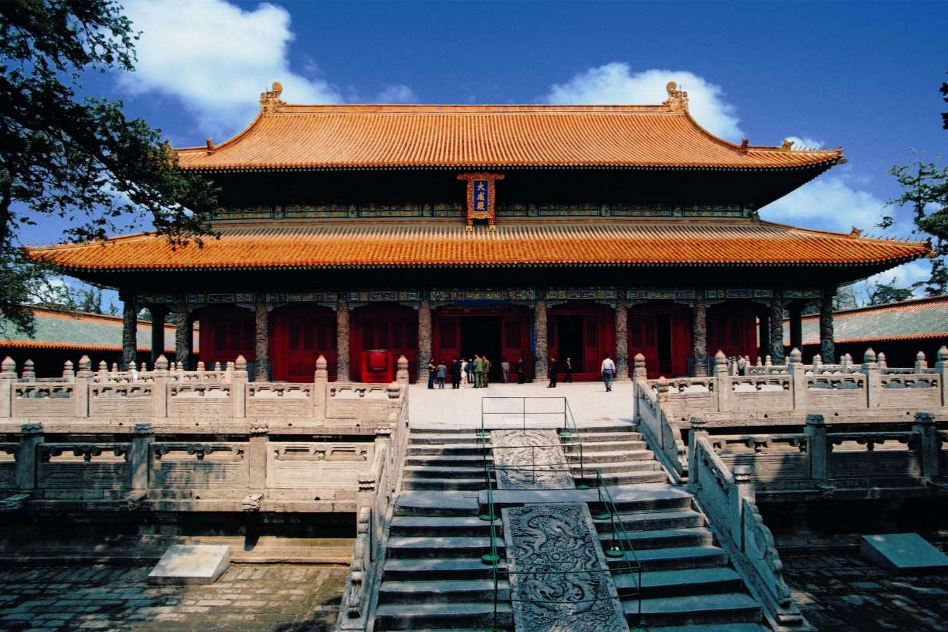 大成殿是孔庙的核心建筑,其建筑风格典雅庄重,装饰精美,体现了中国