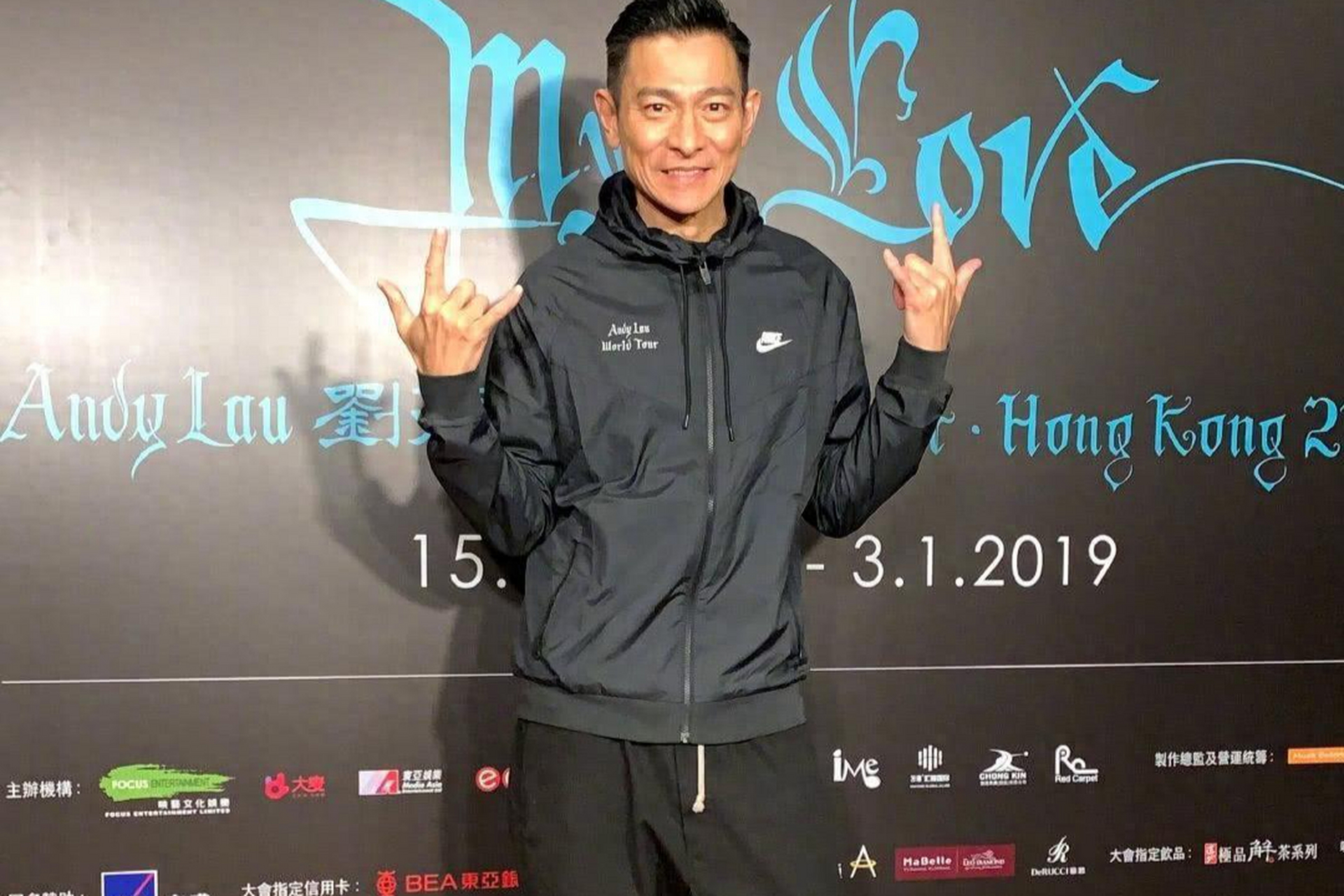 为什么刘德华这么爱穿"九