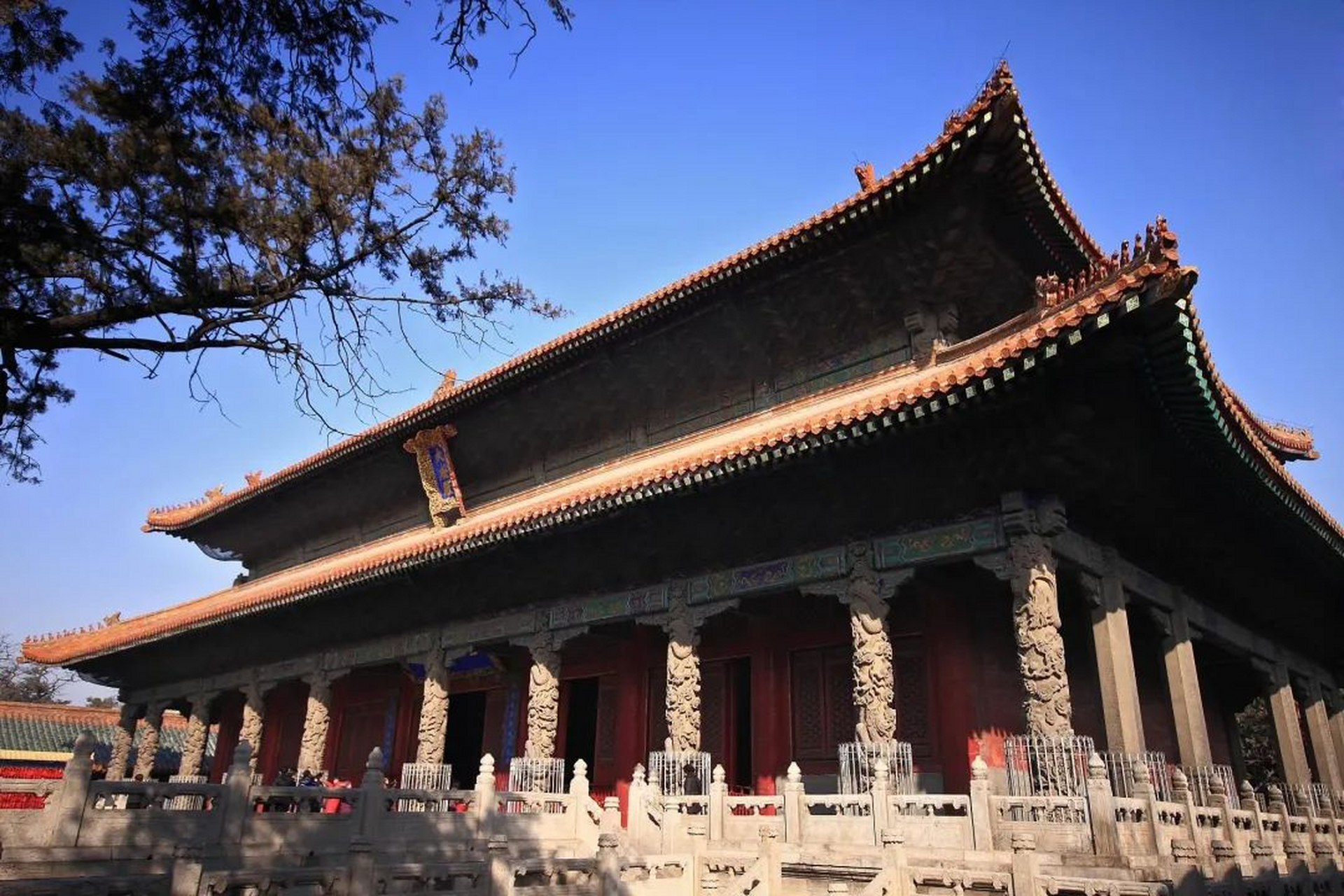 大成殿是孔庙的核心建筑,其建筑风格典雅庄重,装饰精美,体现了中国