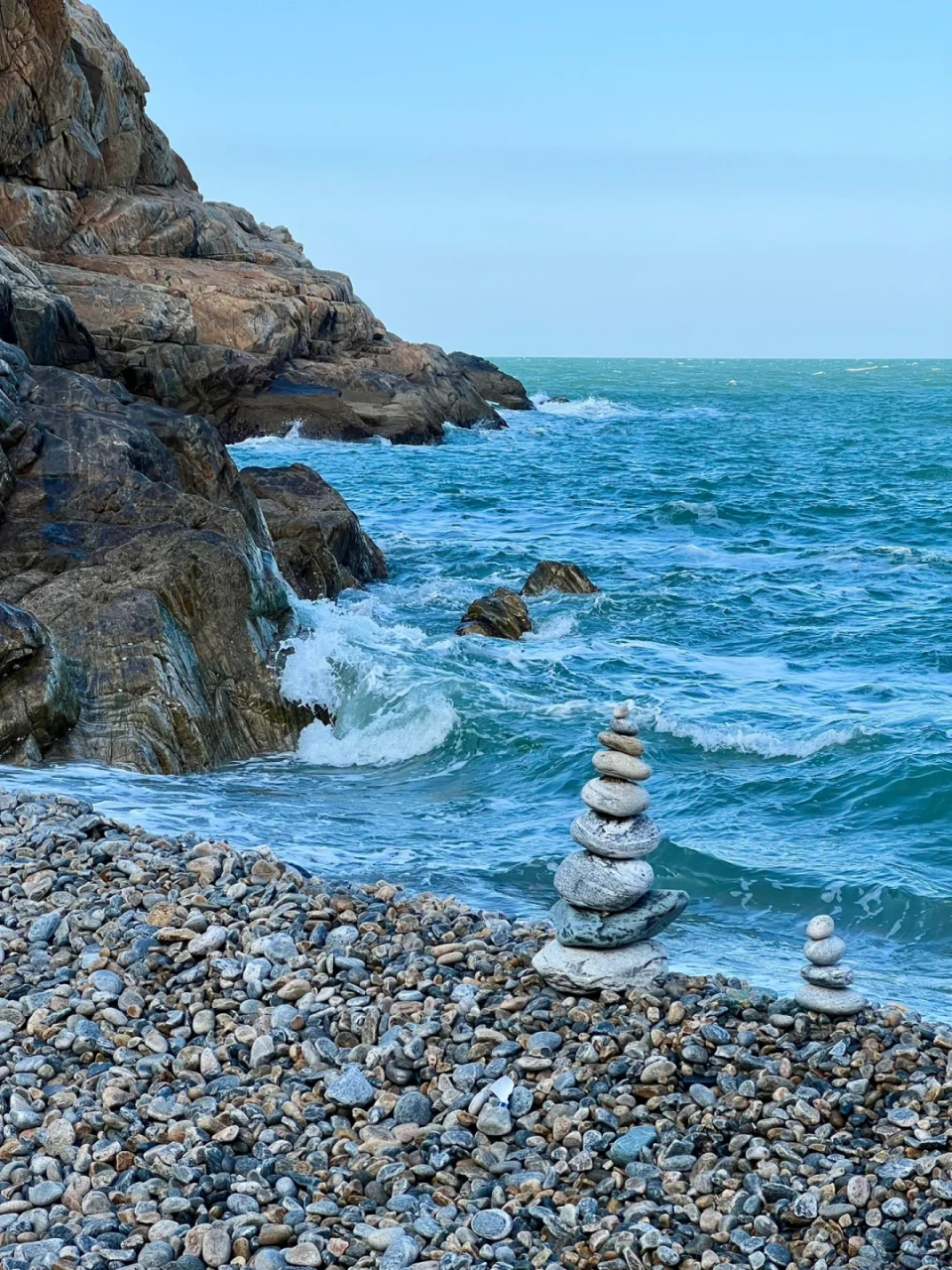 威海旅行我悟了 威海这片小众海滩也太治愈了 吹着海风 漫步在海滩上