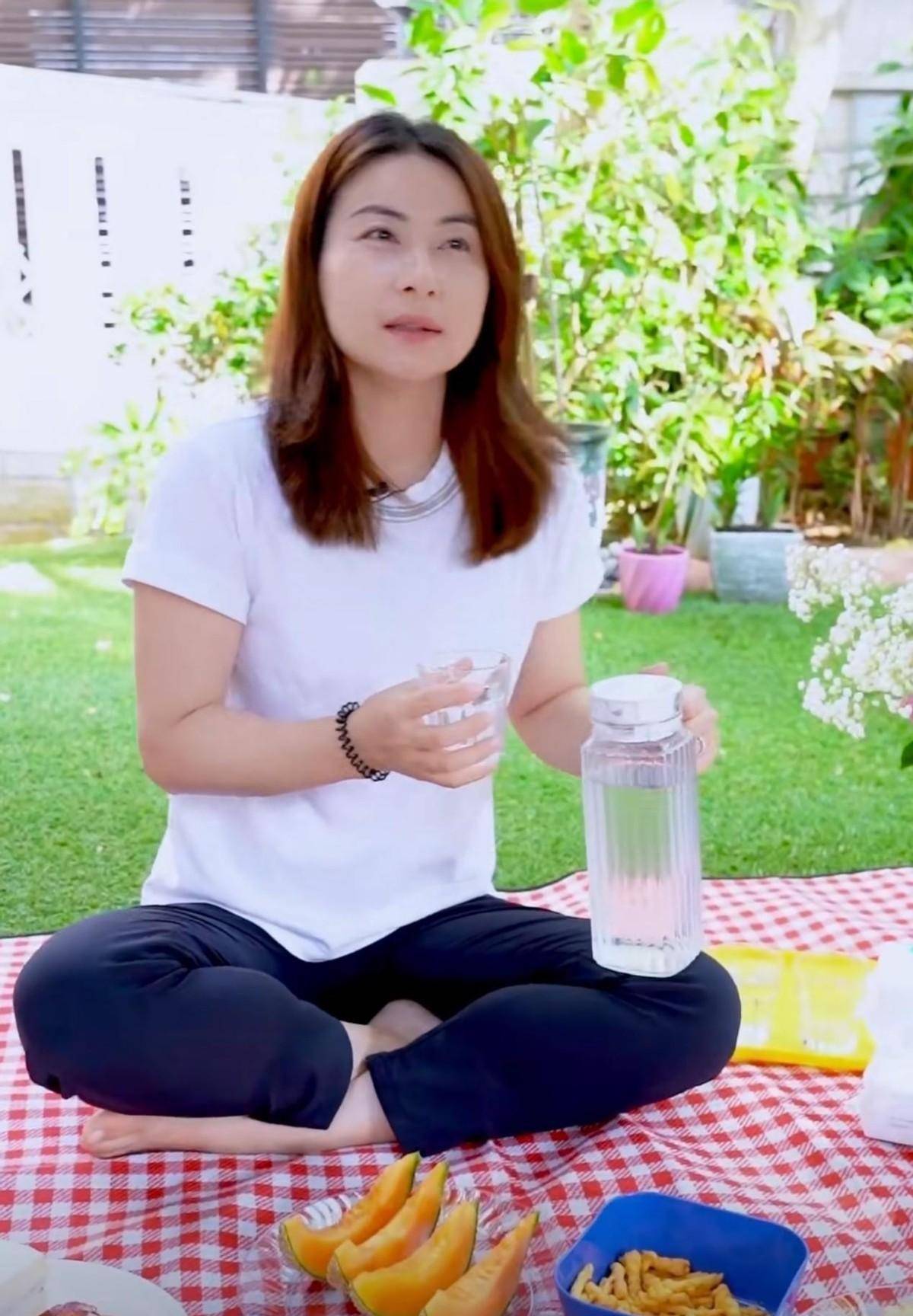 2003年,田亮被拍到与地下情女友廖剑玲亲密出行,瞬间打破了郭晶晶想要