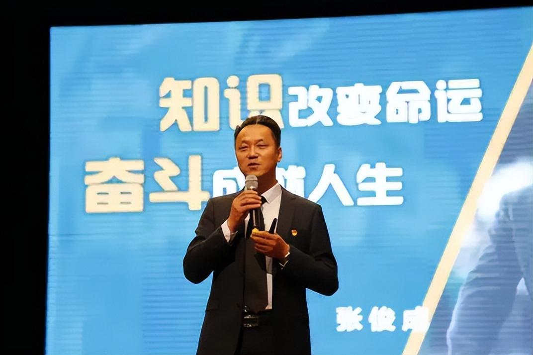 回顾轰动全国的北大保安高考第一人张俊成如今成校长