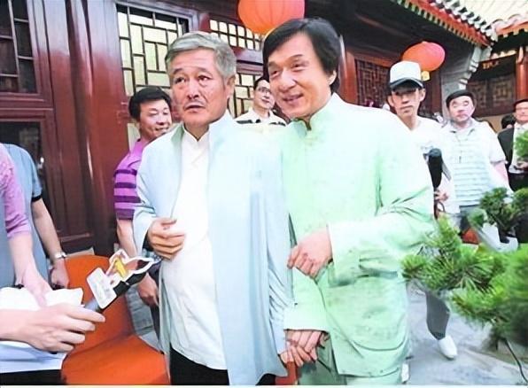 2014年成龙举行60岁生日宴,热情邀请赵本山后,为何转头就把对方送的