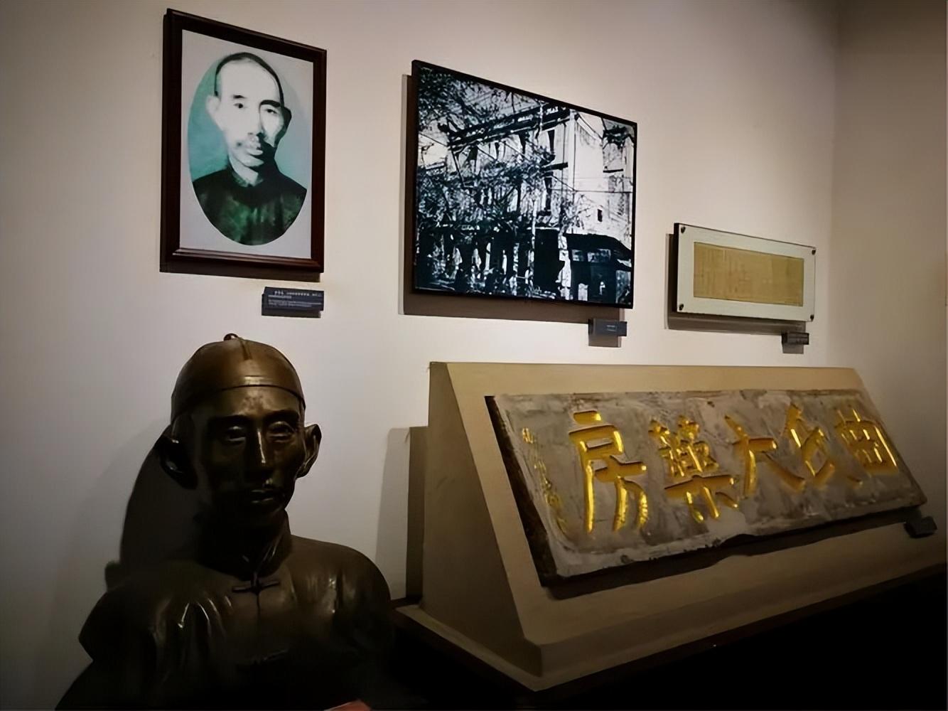 1896年,云南个旧的街头上,一个年轻人突然捂住腹部倒地不起.