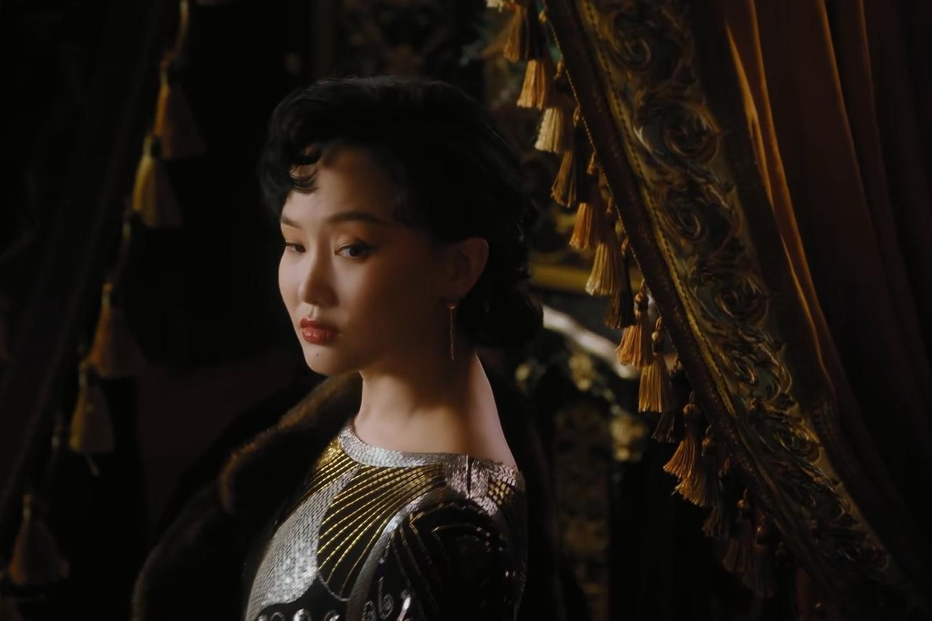 最后仅用两天的时间,就拍完了所有的戏份,扮演的金凤凰老板娘风情万种