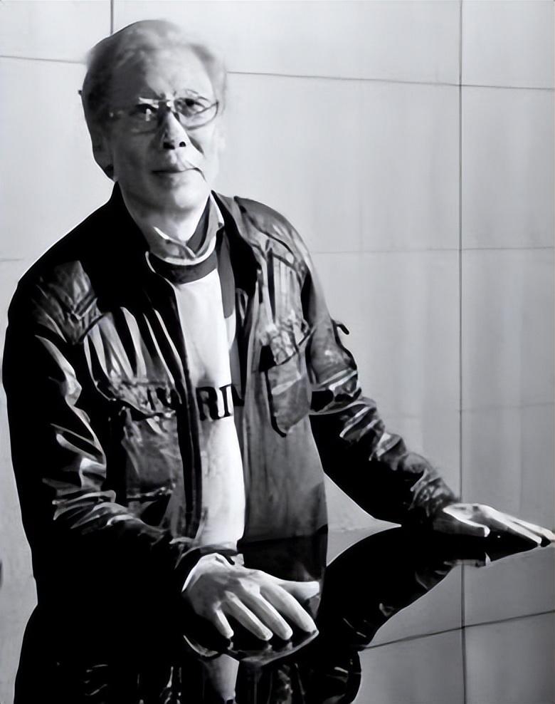 87岁焦晃近照满头白发老态龙钟还能喝2两小酒网友上鹿血