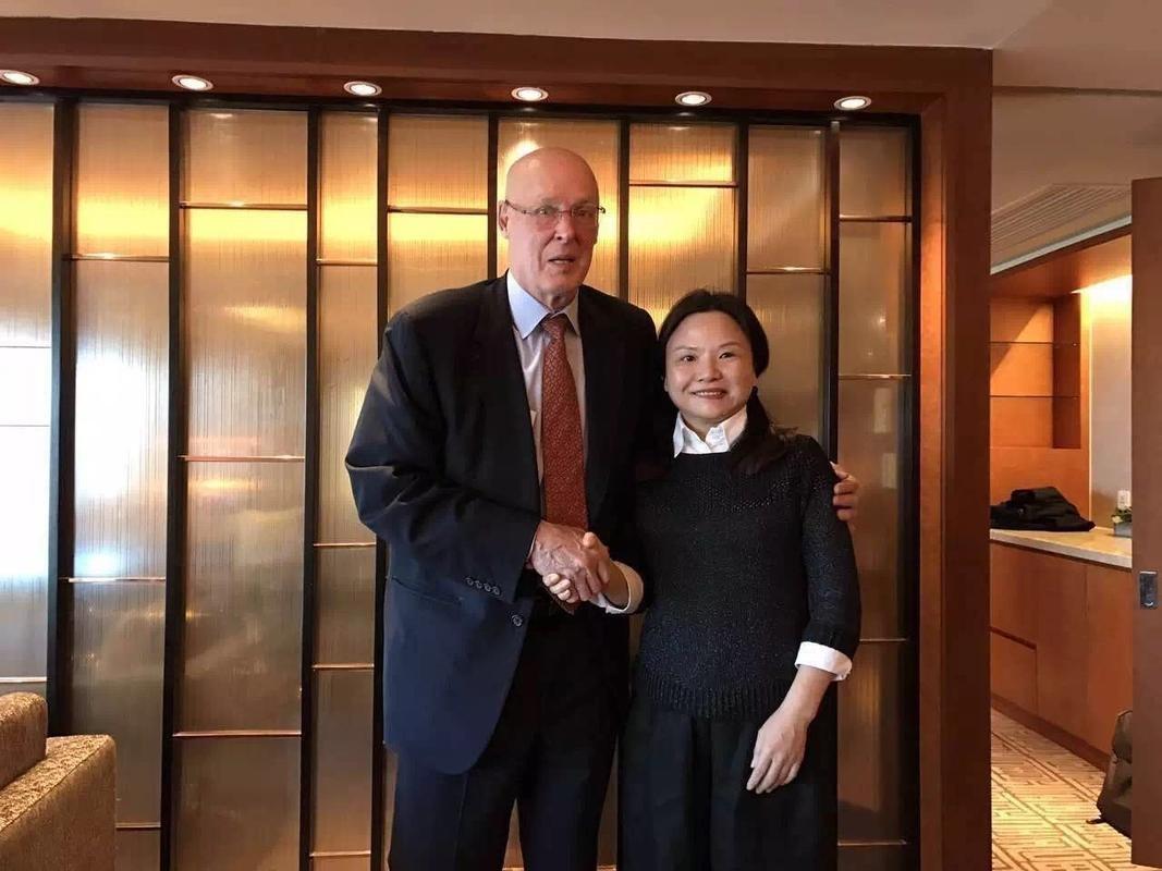 15亿美元约合96亿人民币,是何巧女全部身家的三分之一.