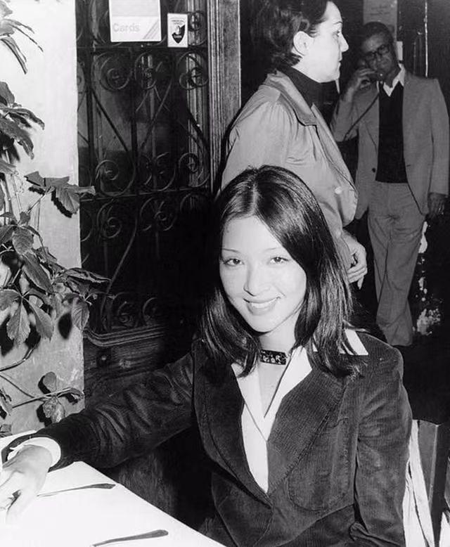 李敖第一次见胡因梦盯着她脚丫看半天转身拿210万和女友分手