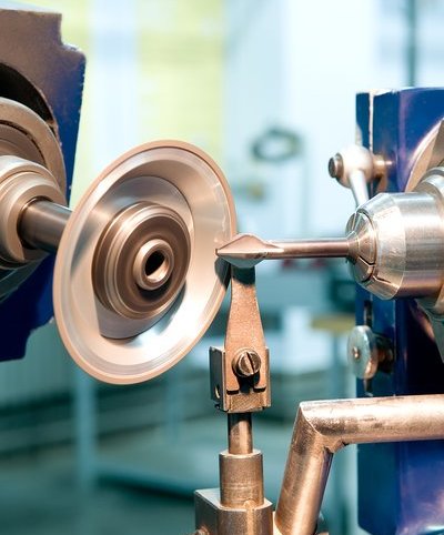 余量较小,容屑槽可以做得浅些,钻芯可以做得粗些,刀体强度和刚性较好