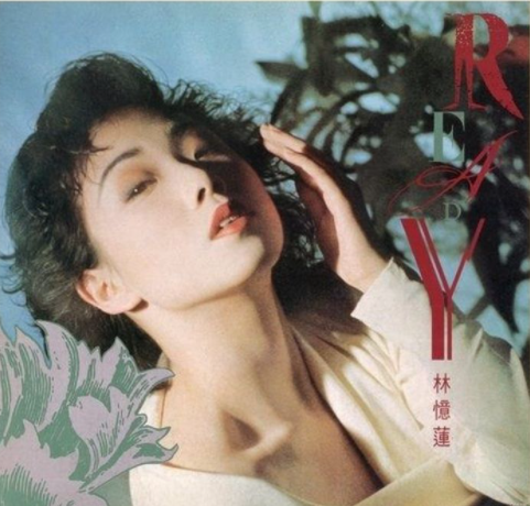 在一次电台年会上,林忆莲用一首《crying in the rain》征服全场,这首