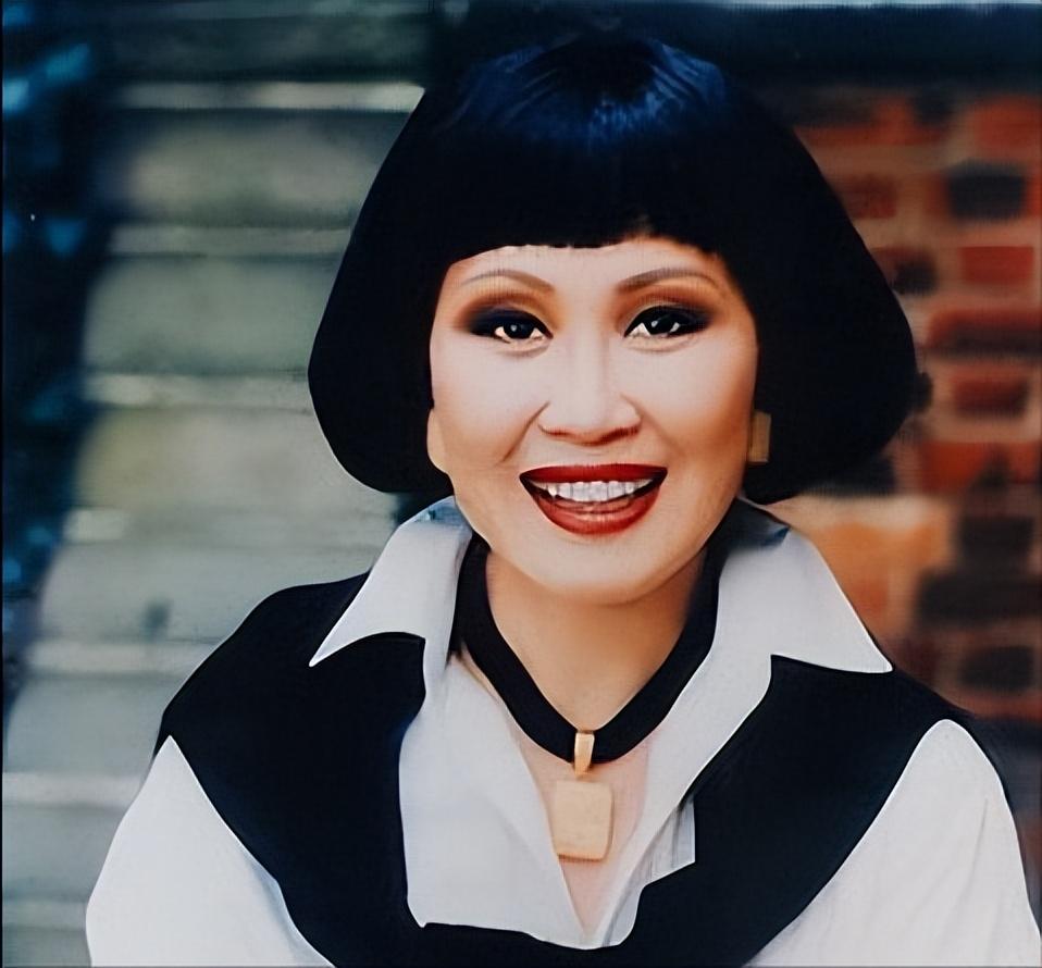 回顾靳羽西用150美元挣亿万身家稳坐春晚前排20年有何来头