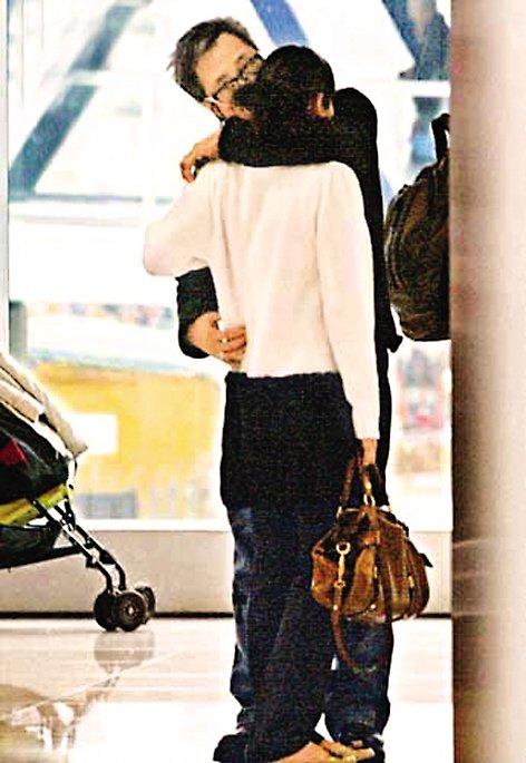 事业不顺,此时的叶童希望有一个人来安慰自己,曾经的钟楚红已经不在