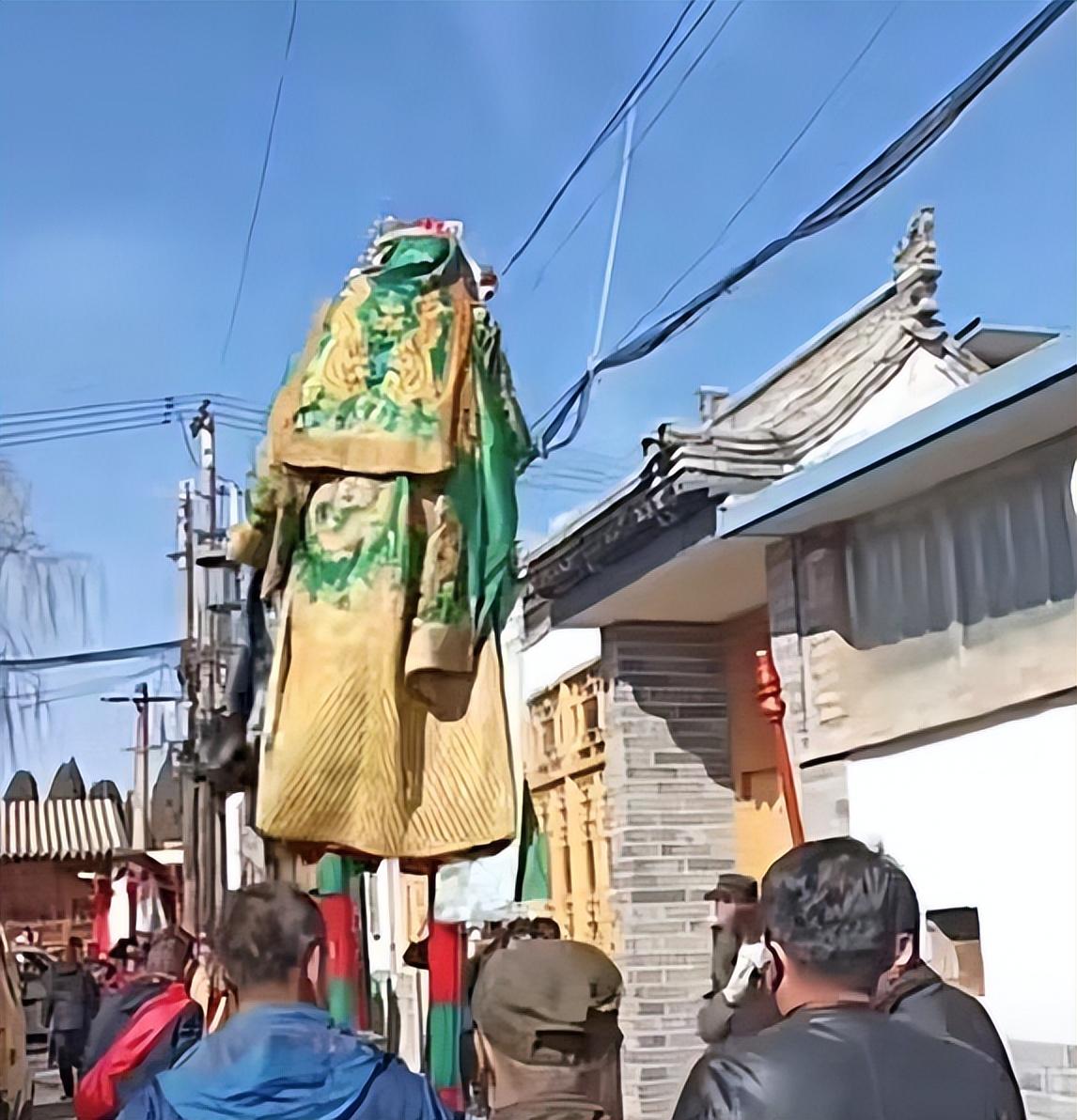 网红小林子表演醉关公走红背后纹睁眼关公曾豪饮3斤白酒