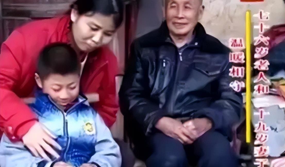 这个不断发愁的老汉名为黎亚勋,因为不努力导致的过分贫穷和非常一般