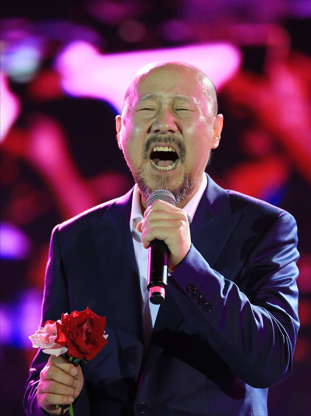 回顾娱乐圈里四位"酒蒙子":腾格尔为喝酒散尽家财,景冈山判若两人