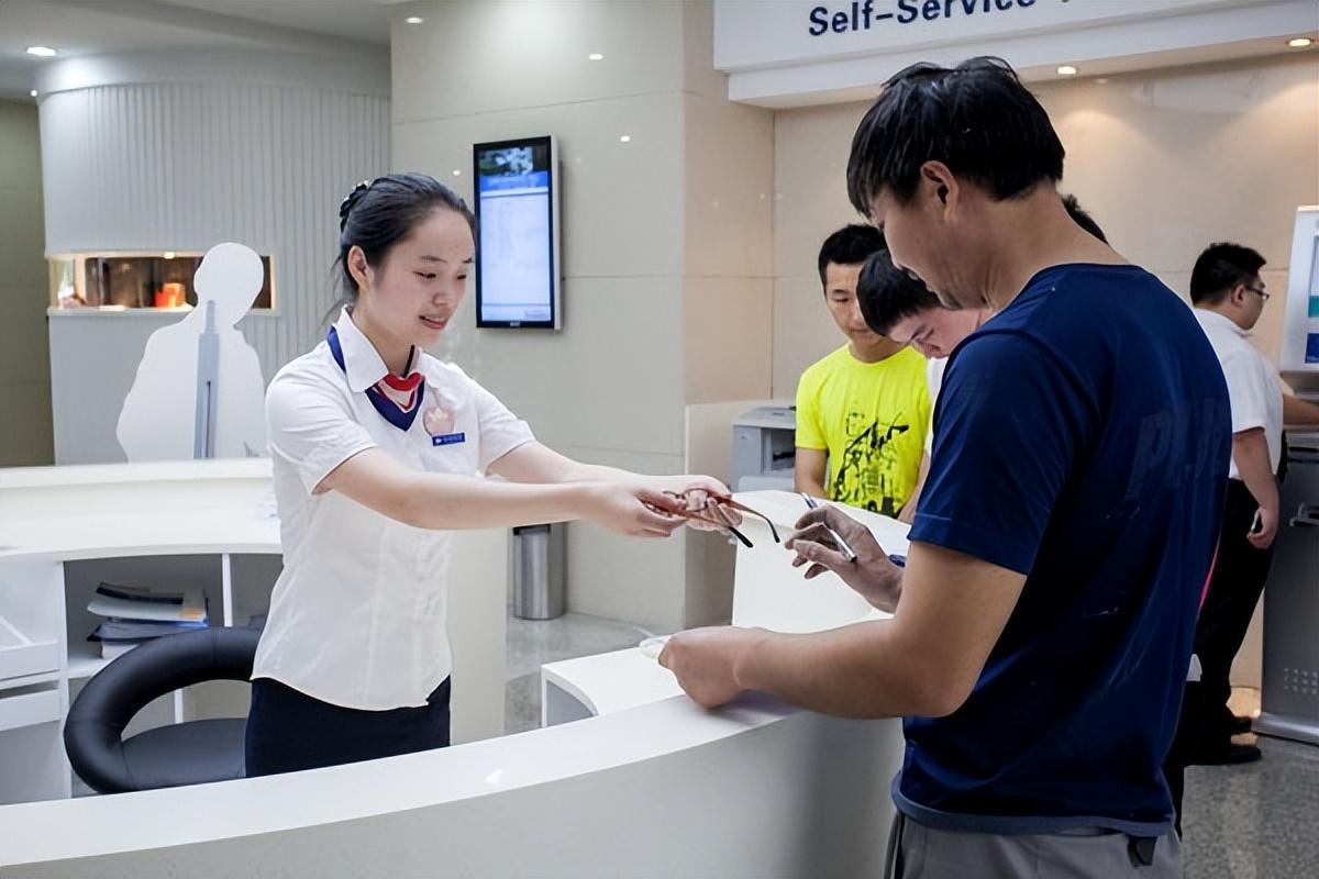 内来看,是消费者能得到的利益更少了,保险推销员能拿到的提成更少了