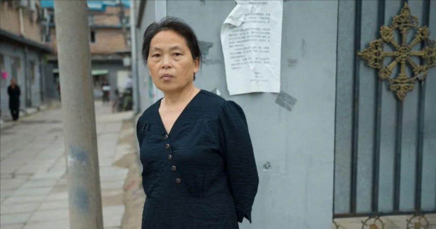 回顾阿姨的双面人生白天是写字楼清洁工晚上却化身知名画家