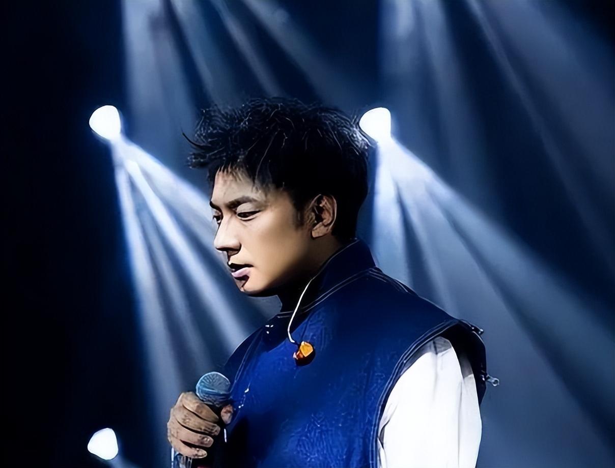 海来阿木:亮相春晚,父爱扫墓,好歌手更是好父亲,感动全场