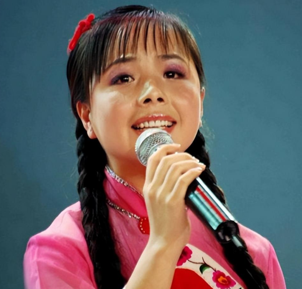 回顾歌手王二妮23岁成名放弃百万年薪嫁农村丈夫如今过得怎样