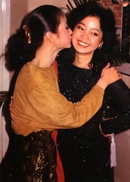 在法国海滩肆无忌惮地裸泳,林青霞邓丽君这两大美女也太酷了!