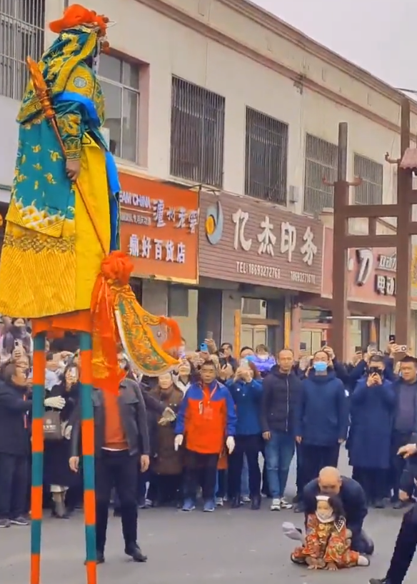 网红小林子表演醉关公走红背后纹睁眼关公曾豪饮3斤白酒