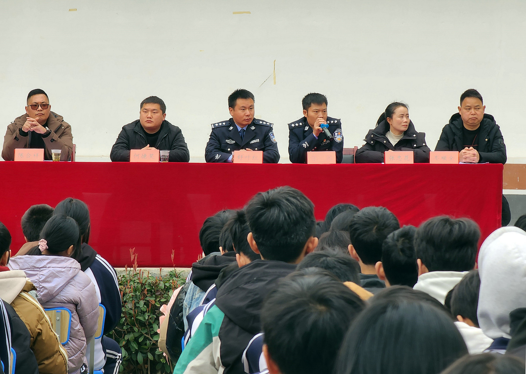 2月26日上午10时,晴隆县学官民族中学举行开学典礼暨安全,青春期,法治