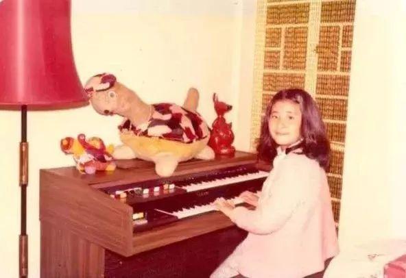 自幼的吴君如生活在富裕的生活中,她的童年充满了欢歌笑语.