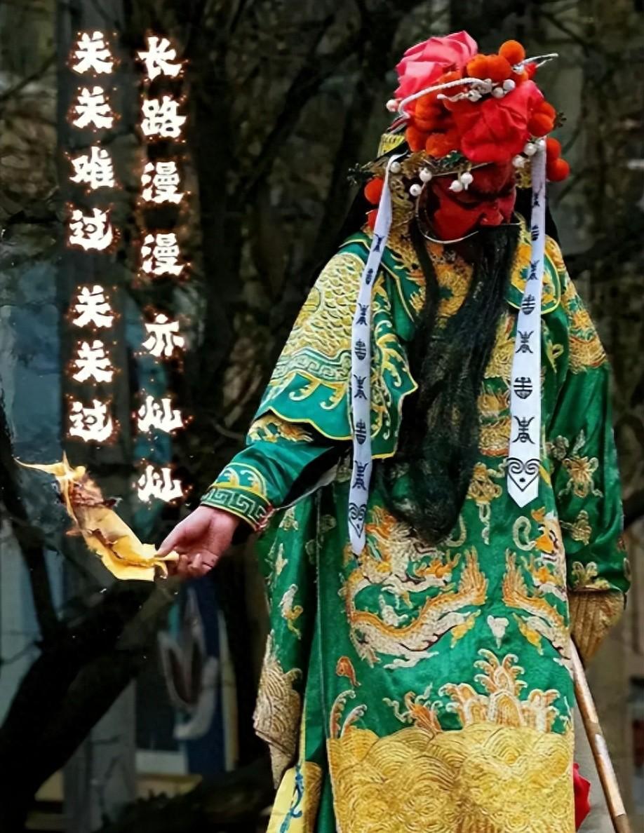 背后纹睁眼关公,曾豪饮3斤白酒