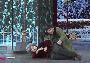 比如,在小品《扶不扶》中,这段老太太按表走得躺地旋转.