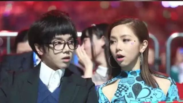 2016年,邓紫棋和华晨宇在一次音乐盛典中,被官方安排坐到了一起.